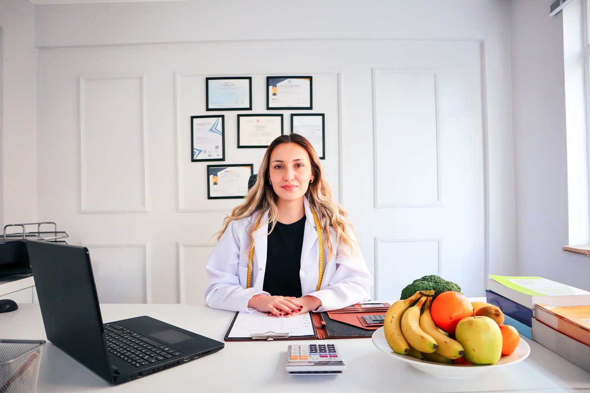 Nutricionista asesorando sobre alimentación saludable